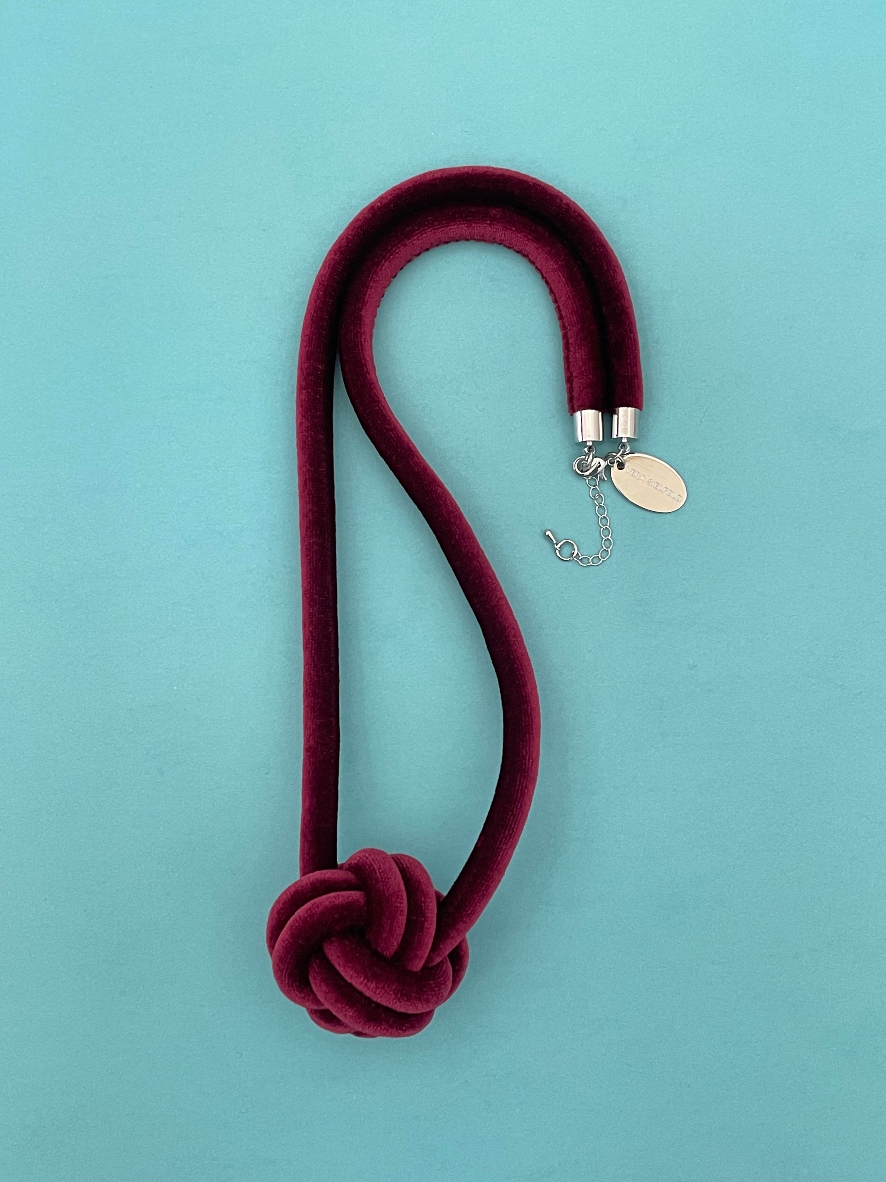 Collar Bola terciopelo burdeo